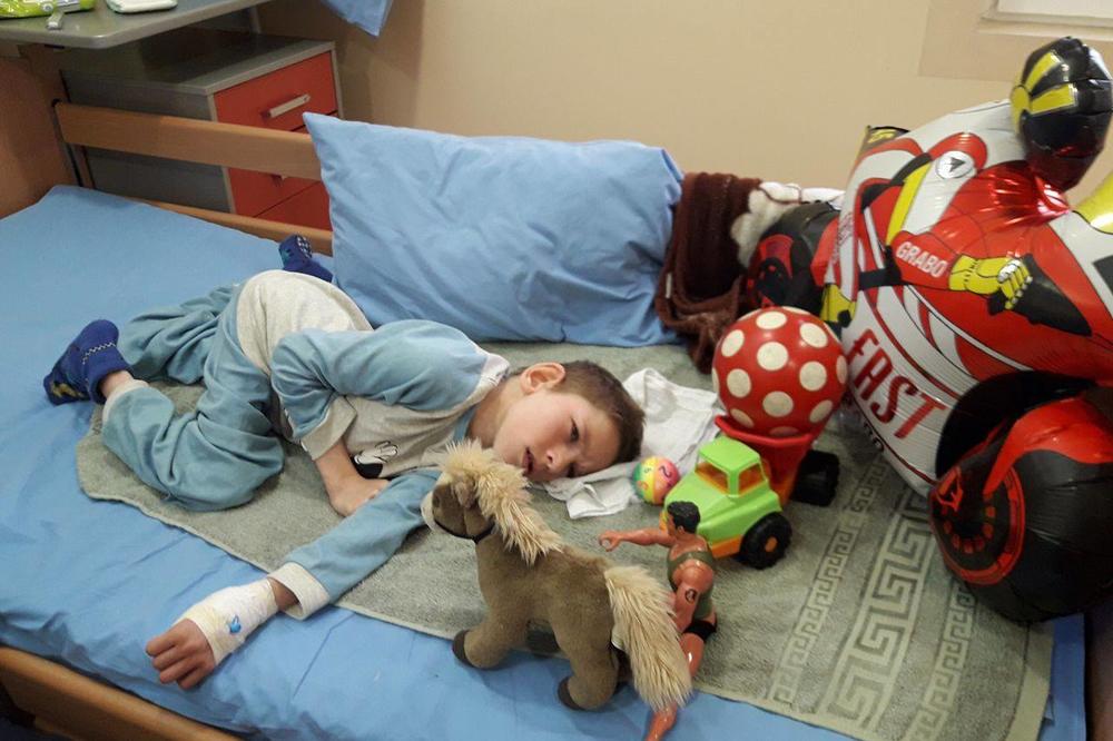 POTRESNO PISMO SESTRE DEČAKA IZ BEČEJA: 14 godina ne govori i ne hoda, a sad ima šansu - POMOZITE! (FOTO)