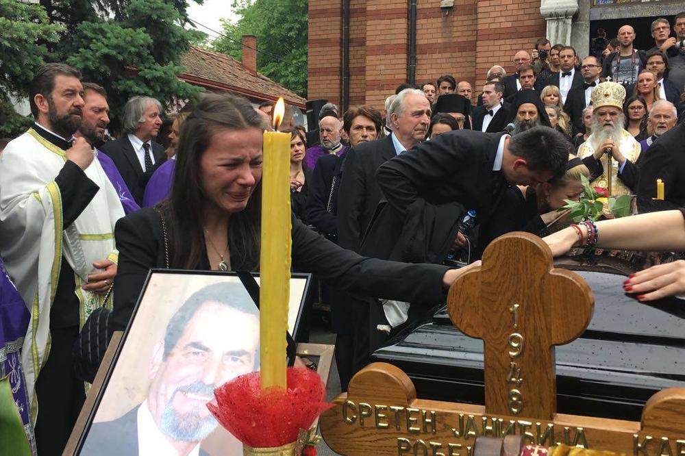 KARIĆI ISPRAĆAJU SRETENA: Ćerka pada na očev kovčeg, Bogoljub skamenjen od bola! (FOTO) (VIDEO)