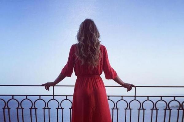 SRBIJA U ŠOKU! Voditeljka RTS-a se slikala gola, javnost ne veruje svojim očima! (FOTO)