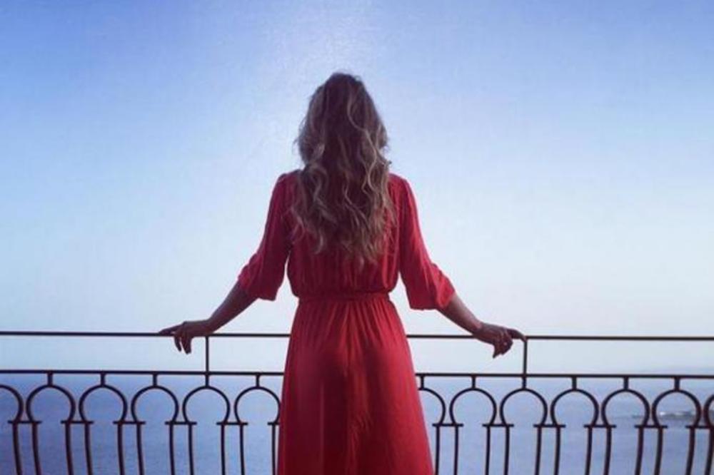 SRBIJA U ŠOKU! Voditeljka RTS-a se slikala gola, javnost ne veruje svojim očima! (FOTO)