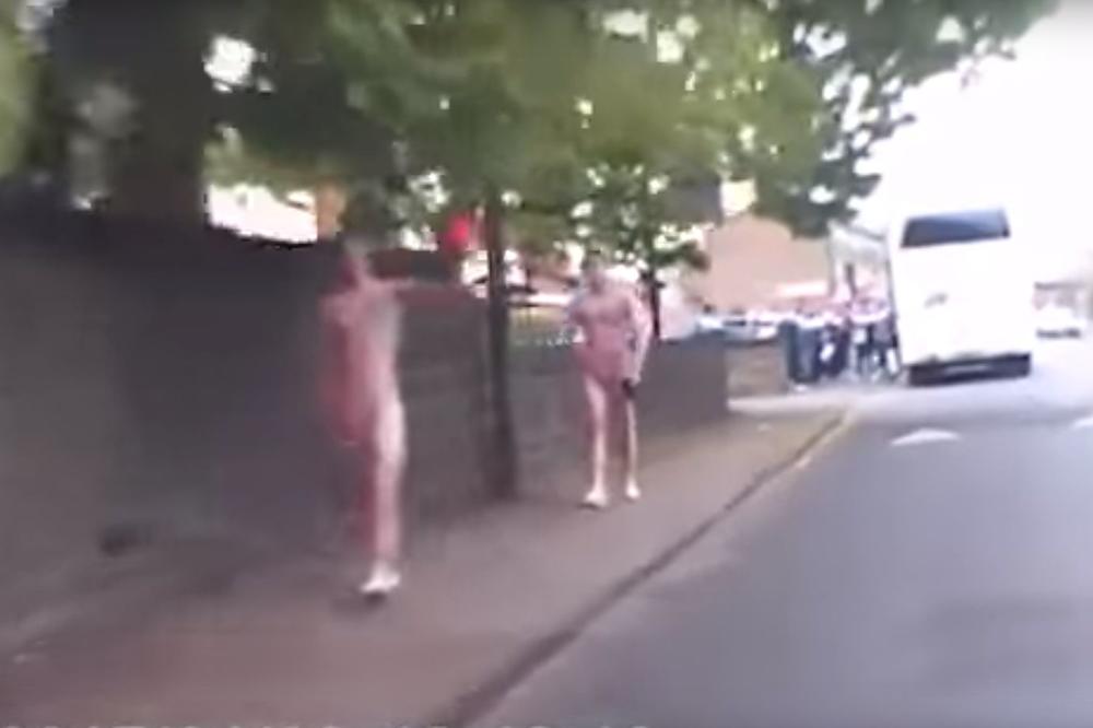 Sedeo je u kolima, a onda je ugledao GOLE MUŠKARCE! Da li mu se priviđa ili i vi vidite isto? (VIDEO)