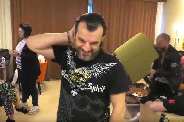 PEVAČ VRIŠTAO NA AERODROMU ZBOG LUKASA! Nije mogao da se smiri 3 SATA, putnici POLUDELI!