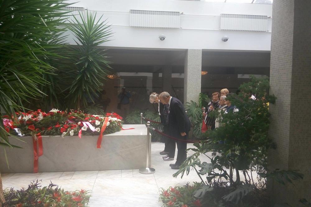 ZAKAZALI AUKCIJU U ŠPANIJI: Zaustavljena prodaja listova ukradenih iz Titove spomen knjige! (FOTO)