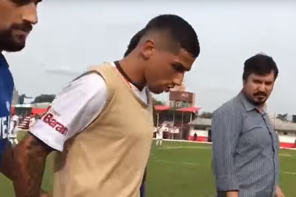 BRAZIL NIJE LEPO MESTO ZA ŽIVOT! Fudbaler uhapšen USRED UTAKMICE! (VIDEO)