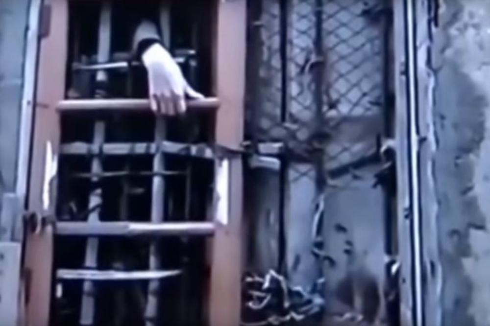 Mislili su da ga ZAPOSEO ZAO DUH: Roditelji držali mentalno obolelog sina U KAVEZU 30 GODINA! (VIDEO) (FOTO)