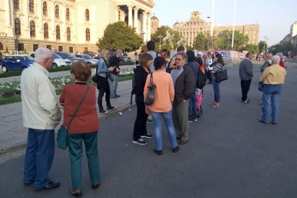 32. DAN PROTESTA: Ljudi se okupili ispred Skupštine, ali se brzo razišli!