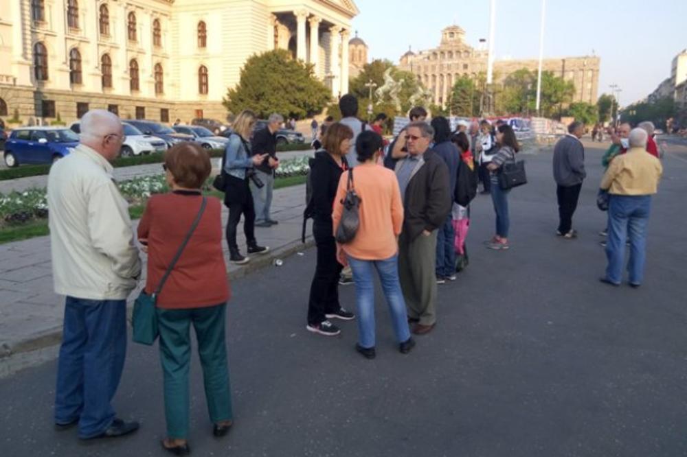 32. DAN PROTESTA: Ljudi se okupili ispred Skupštine, ali se brzo razišli!