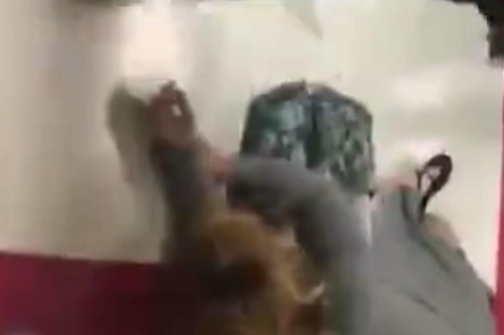 UČENICE SE POBILE, NASTAVNICA NOKAUTIRANA: Snimljen haos u srednjoj školi! (VIDEO)