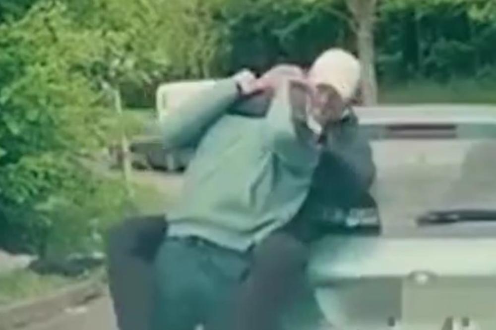 SVIRAO MU JE NA SKRETANJU, A ONDA JE ON IZAŠAO I IZVUKAO BEJZBOLKU: Snimljena krvava tuča na raskrsnici (VIDEO)