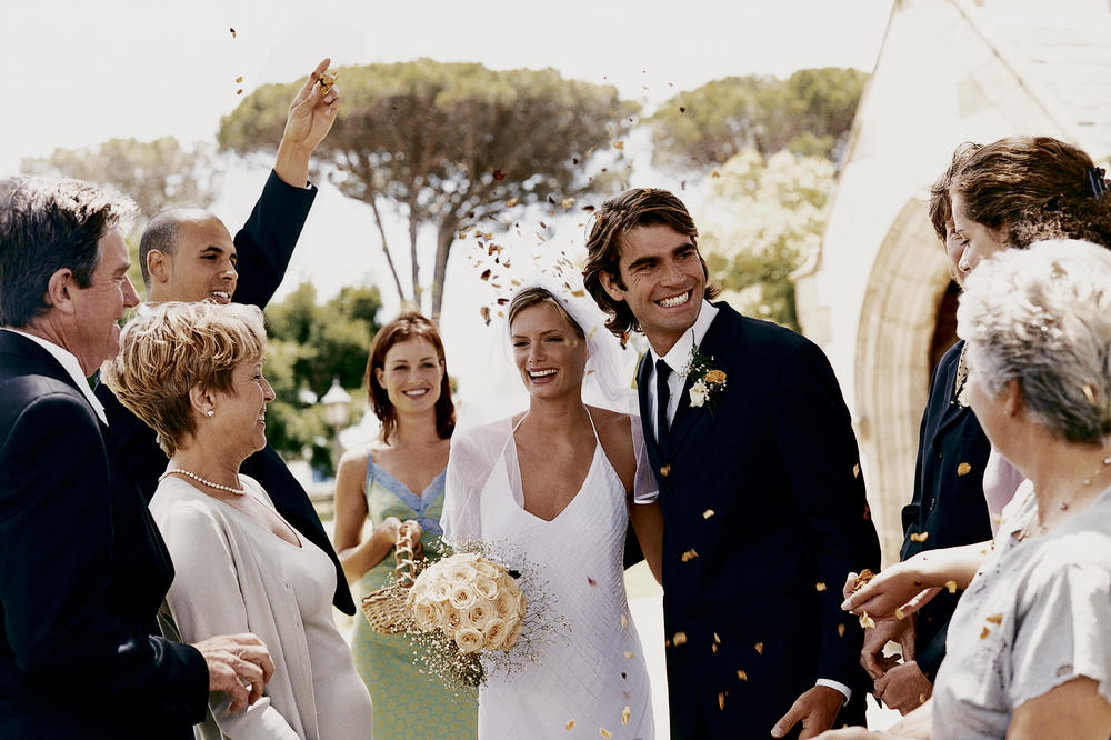 U KOVERTU SAM KUMI NA SVADBI STAVILA 20 EVRA: Mlada je otvorila pred svima, htela sam da propadnem u zemlju, a onda ŠOK!