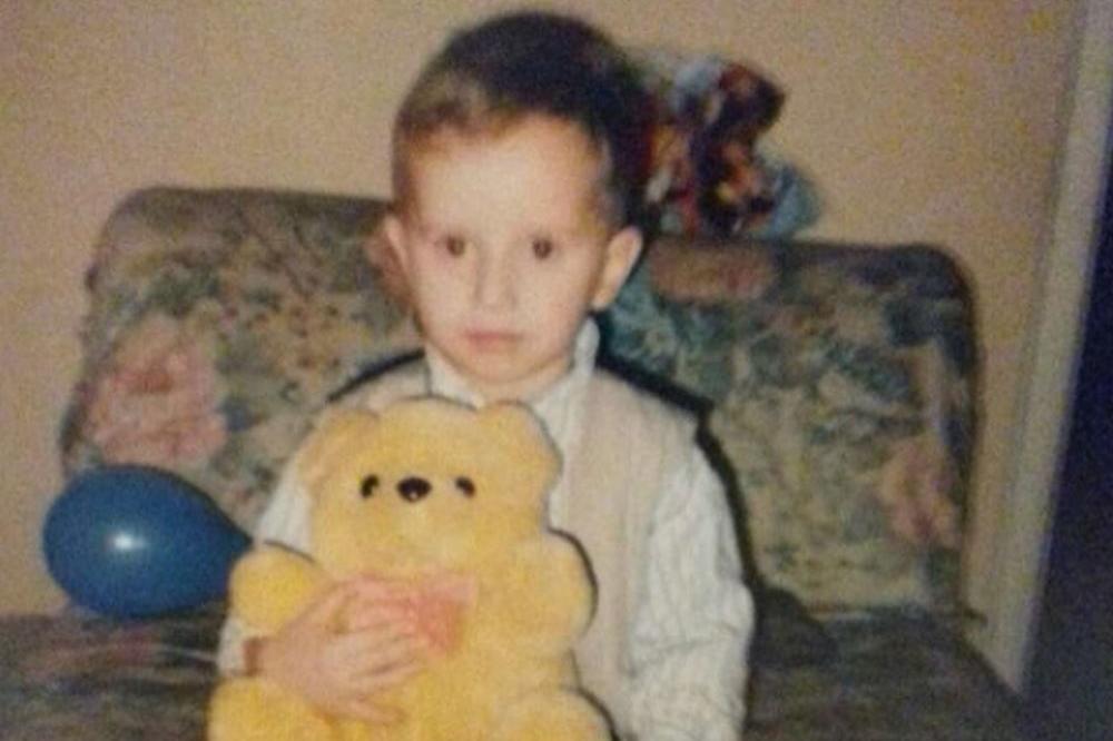 NIKUDA BEZ ŽUTOG MEDE: Zvezdaši, znate li ko je ovaj preslatki dečak na slici? (FOTO)