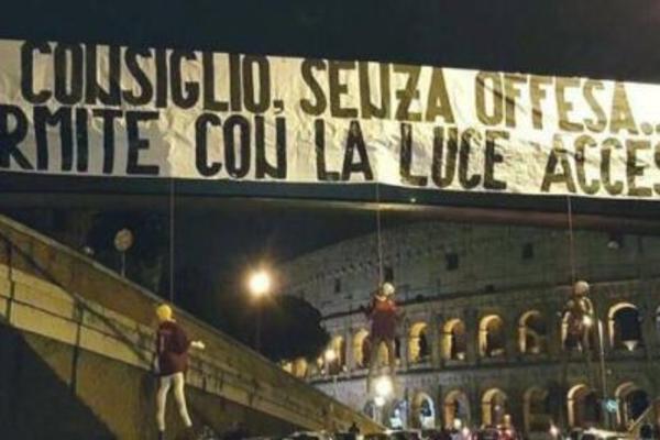 MISTERIJA U RIMU! Niko ne zna ko je obesio igrače Rome ispred Koloseuma! (FOTO)