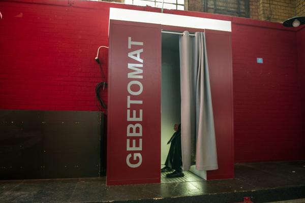 Za slučaj nervoze: Na aerodromu postavili kabinu za molitve na 65 jezika!