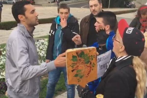Protest 33. dan: Ljudi se okupili, odmah počela svađa - ko je koga napadao, snimao i zašto? Šetnja brzo završena! (FOTO)