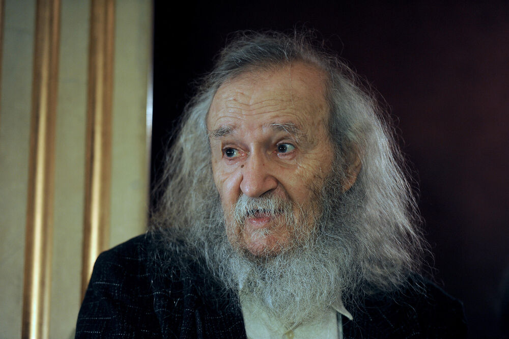 Raša je rođen u Mokrinu, odrastao je sa roditeljima