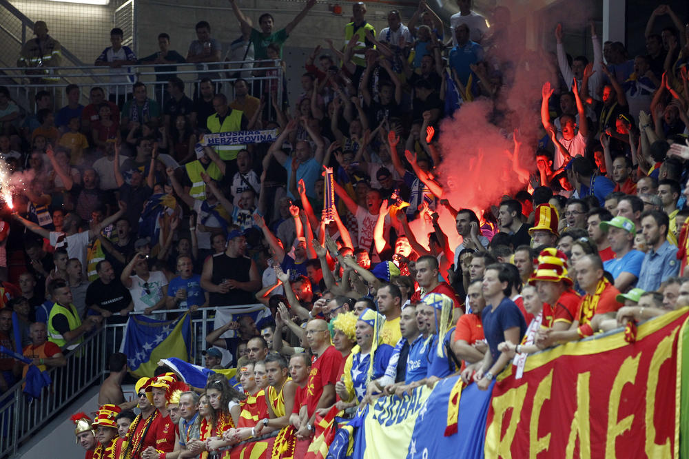 NASTAVLJA SE HAOS U MAKEDONIJI! Prekinut meč Rabotničkog i Karpoša, domaći navijači pljuvali srpskog trenera!