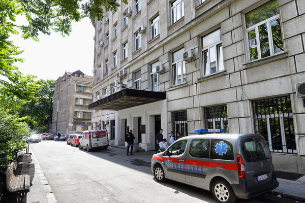 IDEM JA ODAVDE: Pacijent se ubio skokom sa drugog sprata bolnice u Beogradu!