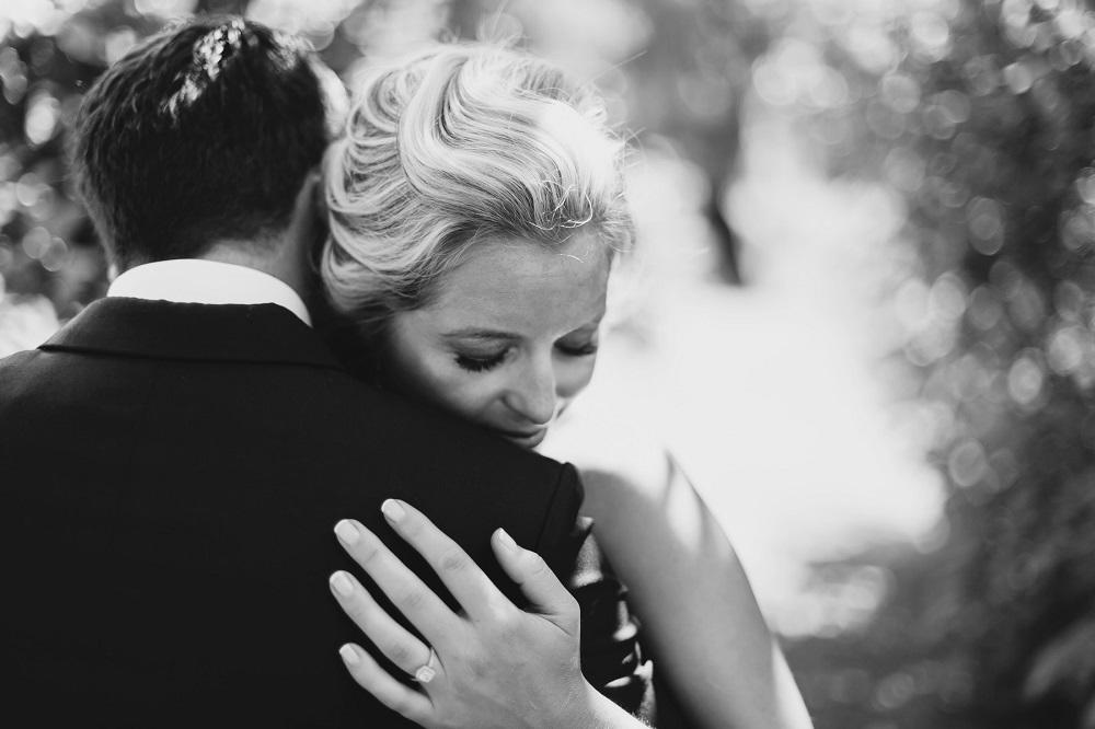 Fotografija uplakane mlade je ostavila svet bez daha, a šta se krije iza nje? (FOTO)