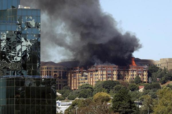 Požar u Moskvi prži sve pred sobom! 9 osoba u bolnici, 77 evakuisano, a među njima i 17 dece! (FOTO)