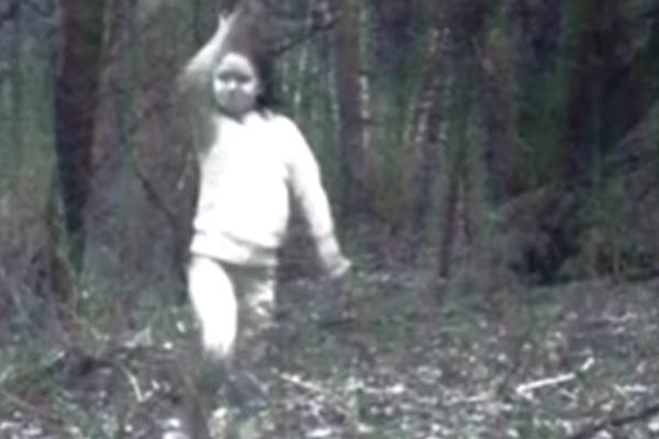 DUH DEVOJČICE UHVAĆEN KAMEROM: Igrala se na železničkoj pruzi, ubio je voz, a onda je JE USTALA IZ MRTVIH! (VIDEO)