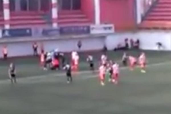 DRAMA NA KROVU! Boaći pao i nepomično ležao! Igrači mu vadili jezik da se ne uguši! (VIDEO)