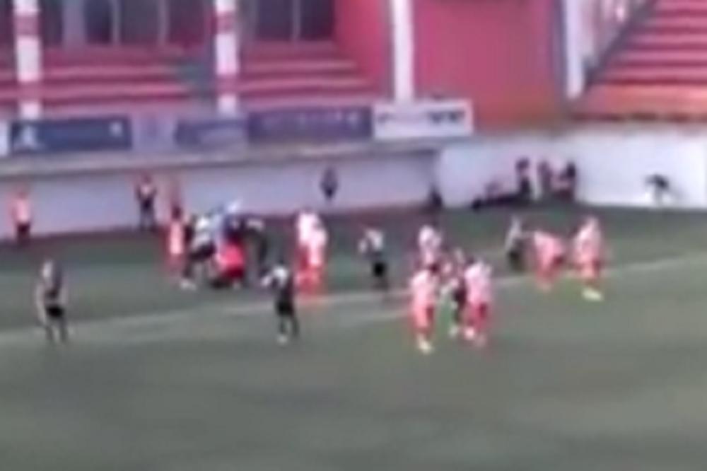 DRAMA NA KROVU! Boaći pao i nepomično ležao! Igrači mu vadili jezik da se ne uguši! (VIDEO)