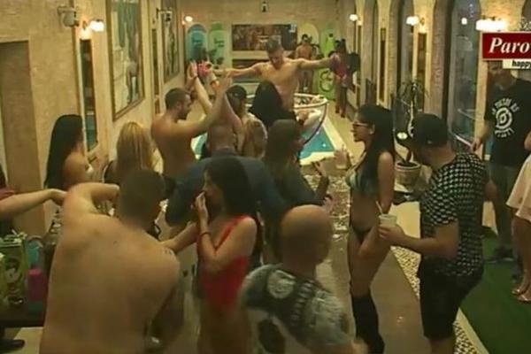 Momačko i devojačko veče se pretvorilo u opšte orgijanje! Golotinja, vatačina, seks, striptizete...  (VIDEO)