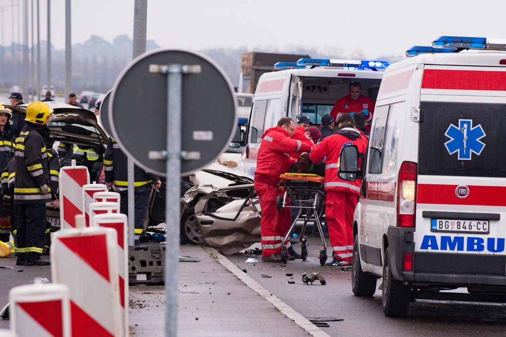 TRAGEDIJA U SURČINU: Poginula žena vozač, sudar kamiona i putničkog automobila!