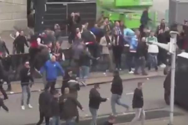 Nemilosrdni rat huligana i policije! Roterdam je u plamenu, srča i razbijene glave na sve strane! (VIDEO)