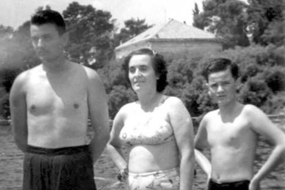 RODITELJI SU MU SE UBILI, a on je postao VLADAR NAŠE ZEMLJE! Ko je mališan na slici i kakvo je PROKLETSTVO njegove porodice? (FOTO)