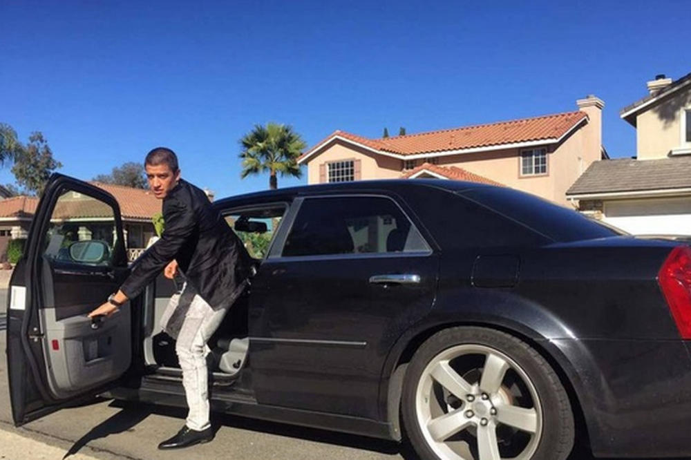 DAVID U AMERICI IGRA U GEJ KLUBOVIMA: Skida se pred muškarcima, a za dobre pare se skida pred starijim GOSPOĐAMA