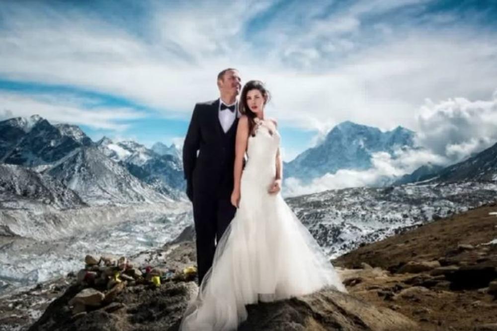 KRUNA LJUBAVI NA VRHU MONT EVERESTA: Tri nedelje se peli do najvećeg vrha na svetu, a onda su... (FOTO) (VIDEO)