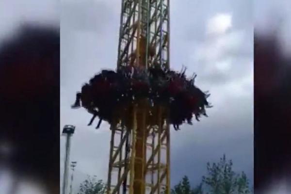 PAKLENA NESREĆA U LUNA PARKU: Otkačila se kabina na "praćki", 10 ljudi povređeno! (VIDEO)