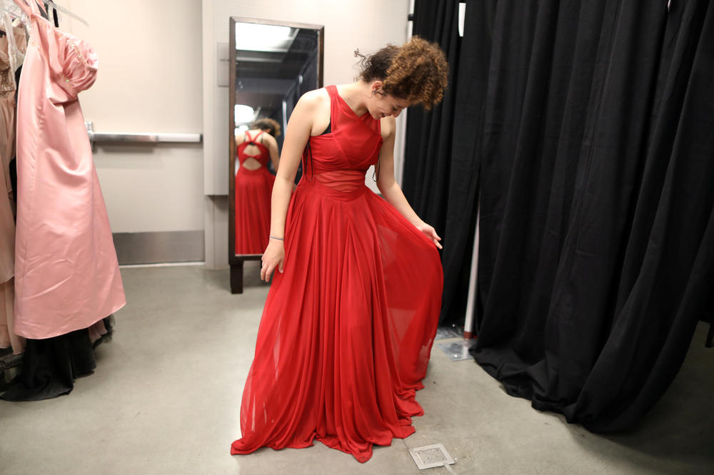 Novi trend među tinejdžerkama! Za maturu oblače BESPLATNE HALJINE! A evo i odakle im! (FOTO)