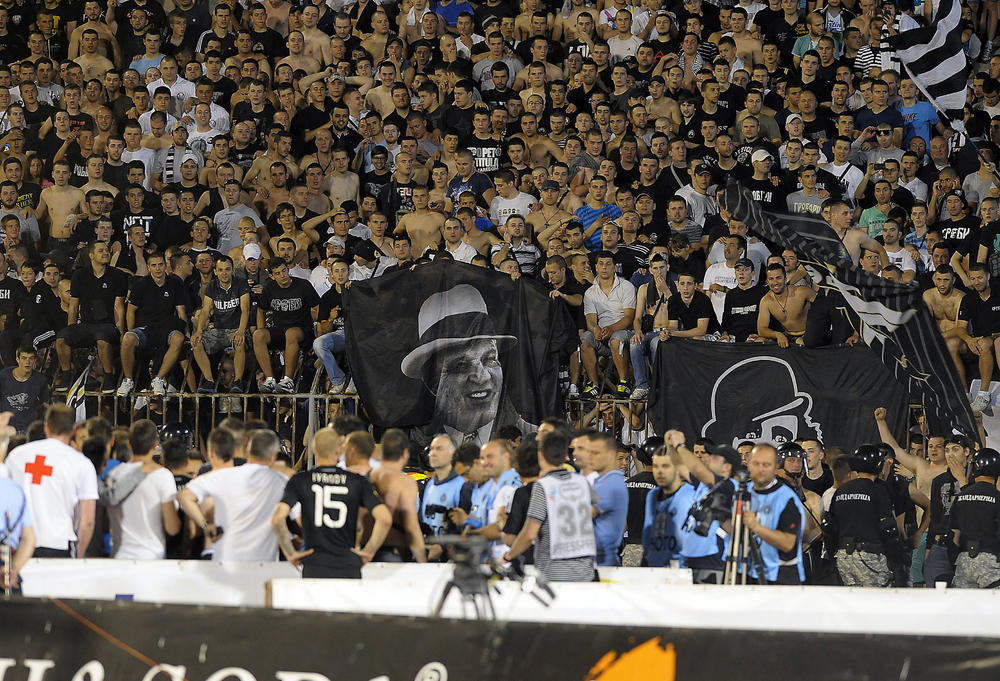 Barjak navijača Partizana sa likom Karadžića  