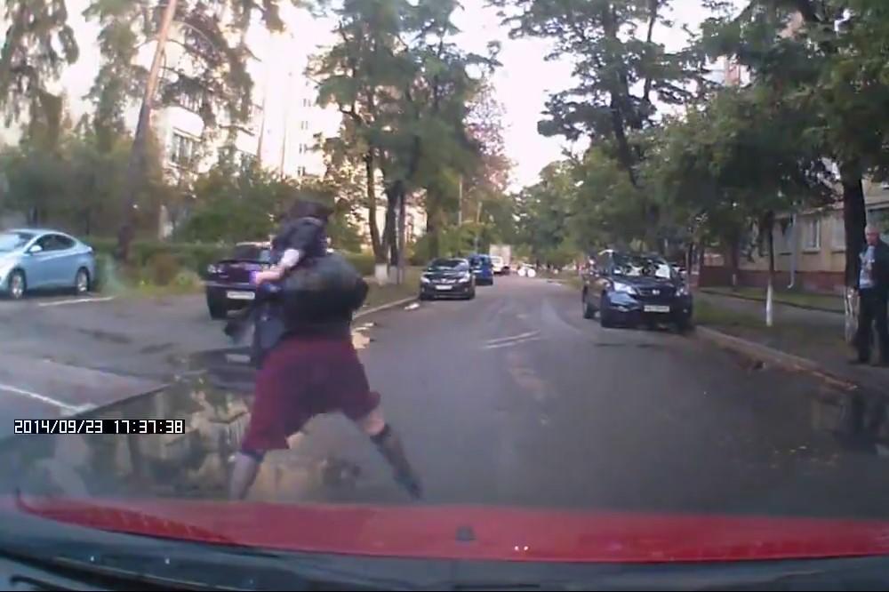 Zatrubio da je upozori, ali je ispalo DUPLO GORE! (VIDEO)