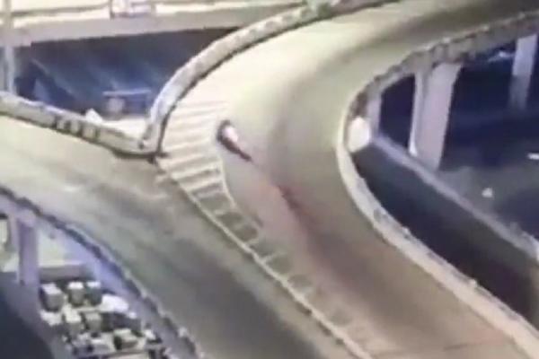 ZALETEO SE MOTOROM NA NADVOŽNJAKU I PLATIO TO ŽIVOTOM: Kamere u Kini snimile užasnu nesreću (UZNEMIRUJUĆI VIDEO)