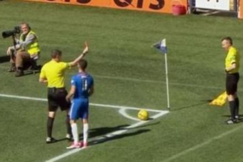 Ne zna se šta je bizarnije: Pomoćni sudija povraćao, a glavni arbitar mu pokazao crveni karton! (VIDEO)