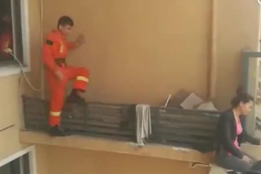 VATROGASAC JU JE ZGRABIO TRENUTAK PRE SKOKA U SMRT: Devojka htela da se ubije, evo kako su je spasili! (VIDEO)