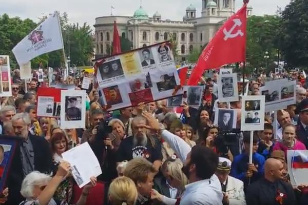 VELIČANSTVENA POVORKA: Besmrtni puk prošetao Beogradom povodom Dana pobede! (VIDEO)