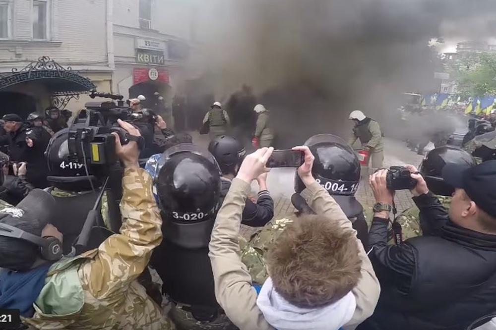 NOVI NAPAD U UKRAJINI: Dimnim bombama na učesnike "Besmrtnog puka"! (VIDEO)