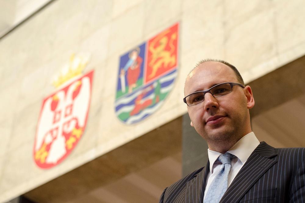 SUROVI UZVRAĆA UDARAC: Za njega su rekli da progoni novinare, a evo šta on odgovara svim medijima!  (FOTO)