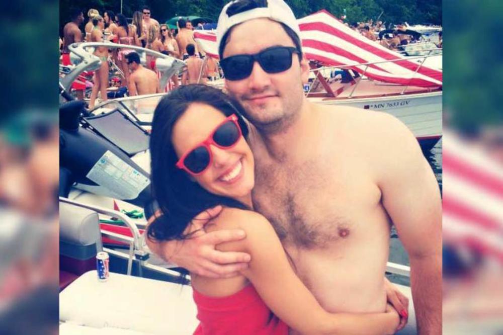 OVA LEPOTICA JE POZIRALA ZA SAVRŠENU FOTKU: Ali kad ljudi pogledaju niže i vide njene noge... (FOTO) (VIDEO)