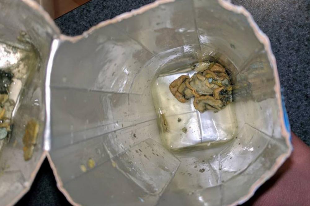 POPILA JE VODU OD KOKOSA, A ONDA JE PROGUTALA NEŠTO LJIGAVO: Kad je otvorila ambalažu, smučio joj se život!