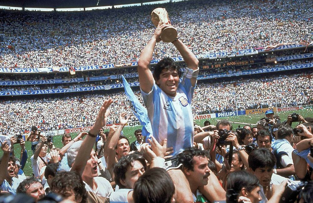 Dijego Maradona sa trofejem Svetskog šampiona iz 1986. godine