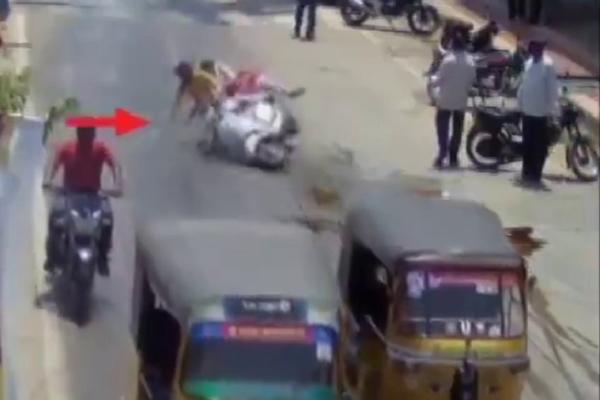 ULJE NA PUTU - LUDILO NA DRUMU! Indijci imaju snimak smešniji od skrivene kamere! (VIDEO)