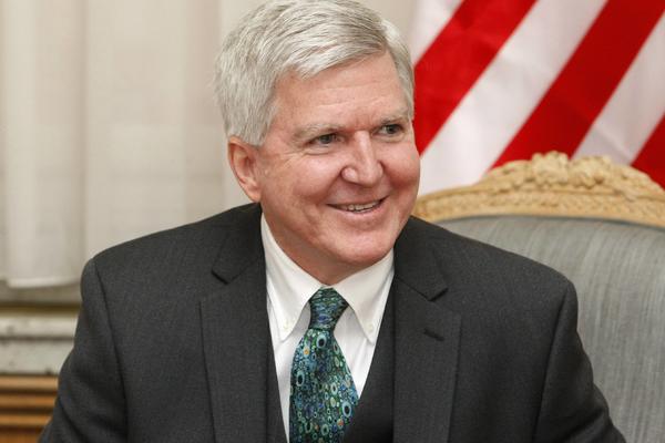 SKANDAL U NIŠU: Napali američkog ambasadora Skota dok je držao predavanje, Krstić bacao letke s Putinovim likom!