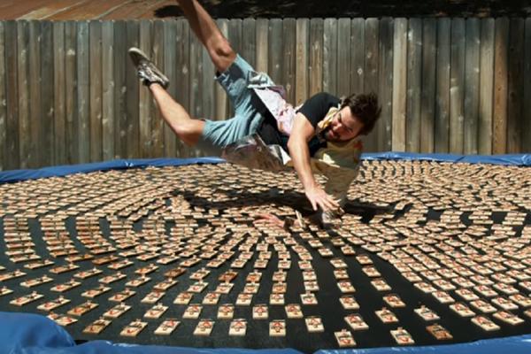 Hrabrost ili ludost: Bacio se u 1.000 mišolovki da napravi usporeni snimak! (VIDEO)