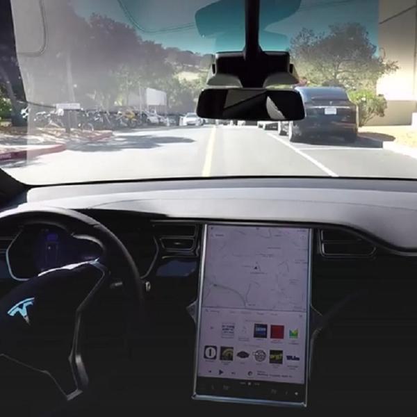 Automobil budućnosti: Tesla Model X se sam odvezao na posao! (VIDEO)