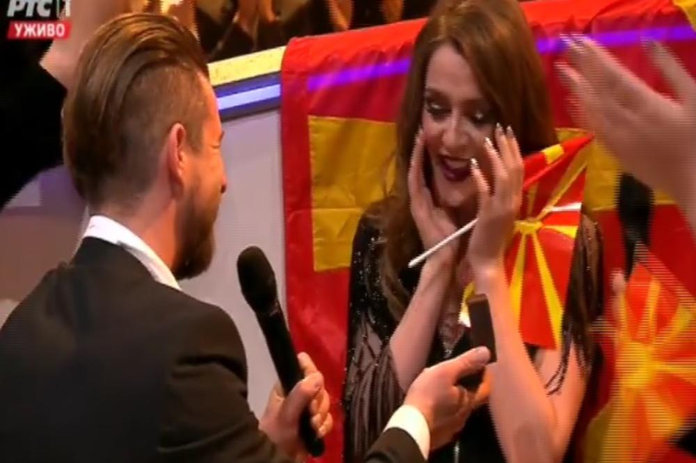 PRVA PROSIDBA NA EVROSONGU UŽIVO: Izvadio je prsten USRED prenosa a ona je onda... (FOTO)